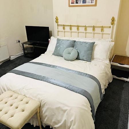 Double Bedroom In West Yorkshire, Leeds Leeds  Buitenkant foto