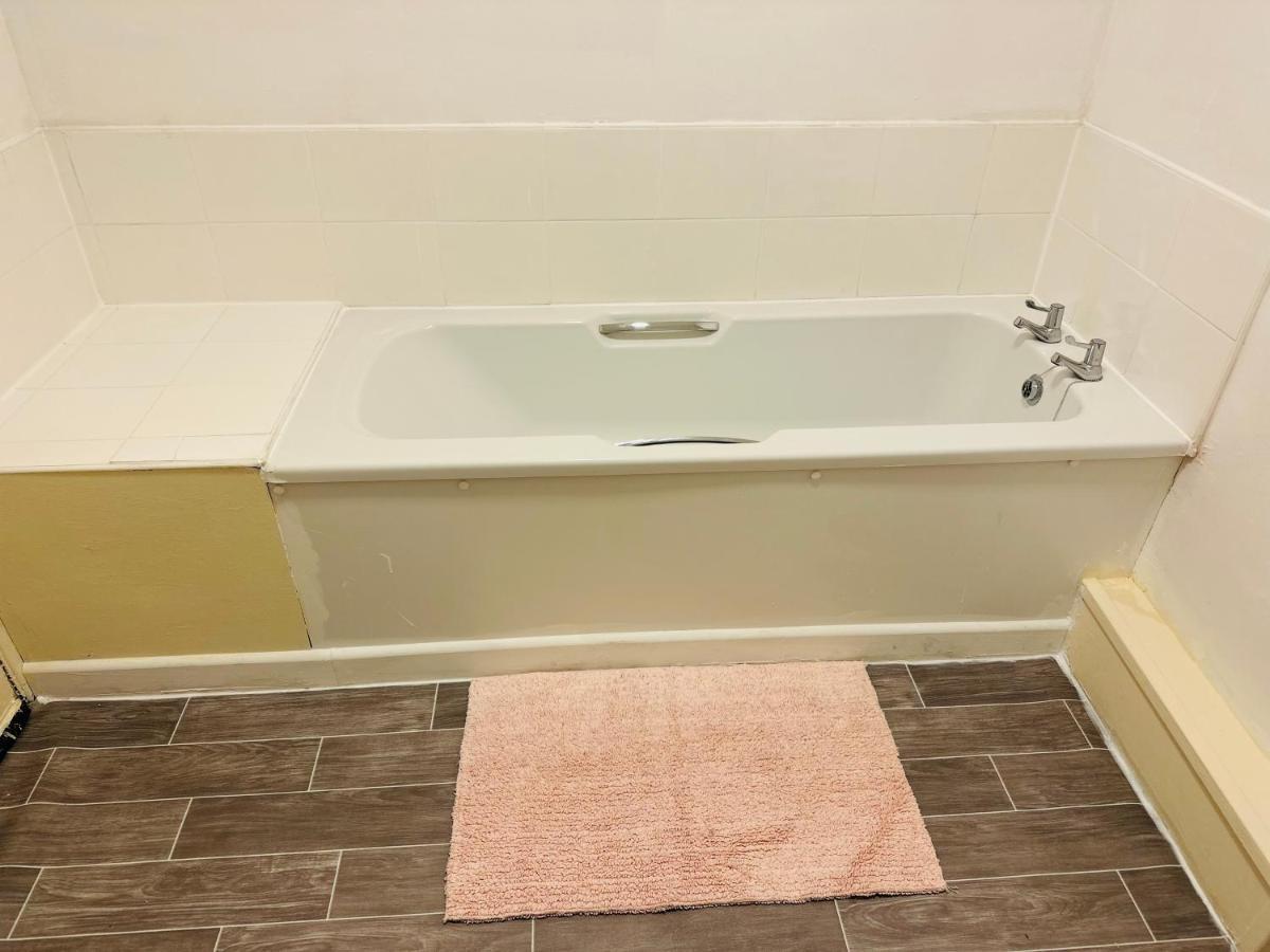 Double Bedroom In West Yorkshire, Leeds Leeds  Buitenkant foto